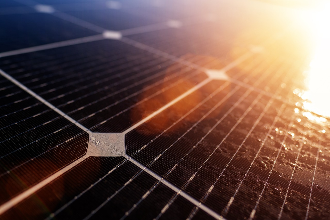 Assurer l’étanchéité des panneaux photovoltaïques : Techniques et normes