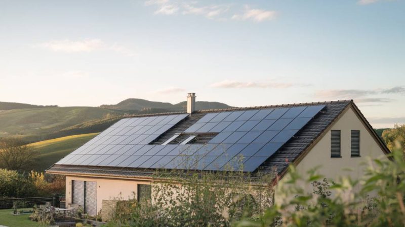 « Les panneaux solaires bifaces : une solution pour maximiser la production sur terrains réfléchissants »