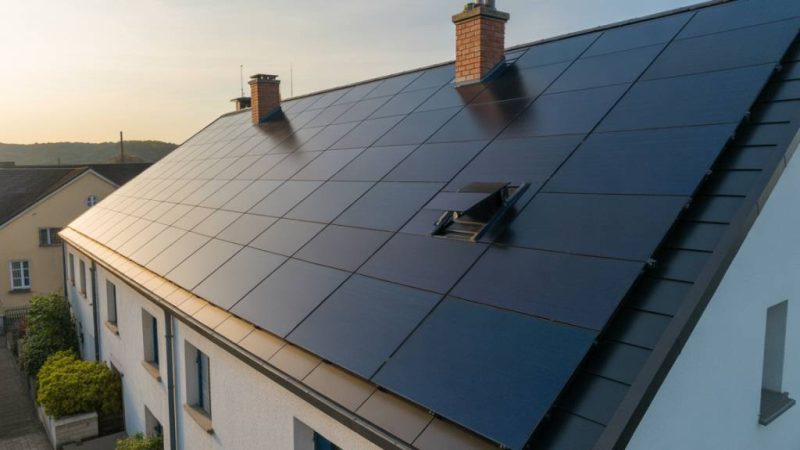 Panneaux photovoltaïques intégrés aux façades : vers une production énergétique discrète et élégante