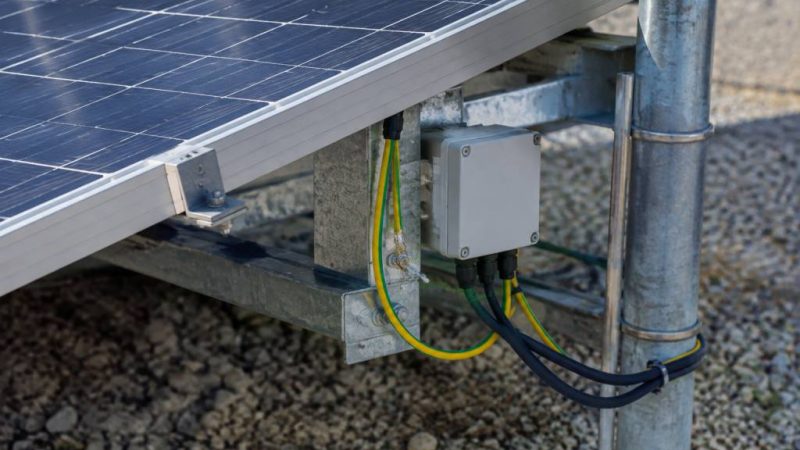 Schéma mise à la terre panneau solaire : guide de raccordement et normes à respecter